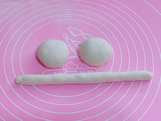 8、不一样的面食~圣诞老人馒头,将白色面团分成3份,两份做脸及胡须,长条做帽沿及帽尖上的小圆球!