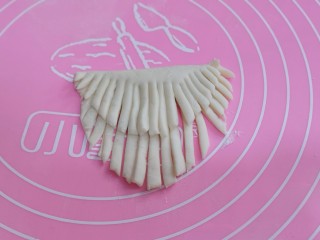 15、不一样的面食~圣诞老人馒头,用刀切成胡须的样子、如图!