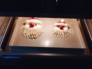 17、不一样的面食~圣诞老人馒头,将做好的圣诞老人放烤盘上,入蒸烤箱中层,(这个量我做了两个,一大一小,做一个也可以哈!可以根据自己喜欢来决定!)