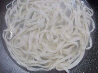 6、蒜蓉芝麻酱拌面,拉条子的同时烧上一锅水，面拉好了水也开了，下面进去，煮熟捞出，迅速过凉