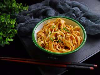 8、蒜蓉芝麻酱拌面,一碗喷香的芝麻酱面就可以大口大口的吃了