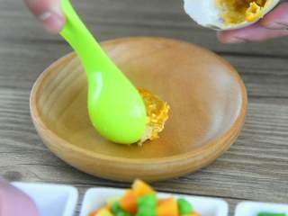1、吃货们的福音—黄金什锦蛋炒饭，原来好吃的炒饭是这么做出来的,将咸鸭蛋切开，轻轻地将咸蛋黄取出。