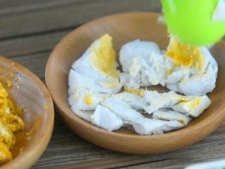 2、吃货们的福音—黄金什锦蛋炒饭，原来好吃的炒饭是这么做出来的,咸蛋黄和咸蛋白都捣碎备用。