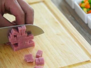 3、吃货们的福音—黄金什锦蛋炒饭，原来好吃的炒饭是这么做出来的,火腿切丁备用。