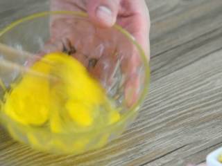 4、吃货们的福音—黄金什锦蛋炒饭，原来好吃的炒饭是这么做出来的,鸡蛋打散。