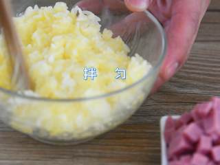 5、吃货们的福音—黄金什锦蛋炒饭，原来好吃的炒饭是这么做出来的,米饭里倒入蛋液，拌匀，最好每颗米饭都被蛋液包裹住，这样炒的饭会粒粒分开，还会粘着蛋。