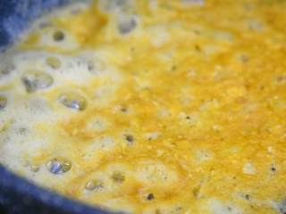 6、吃货们的福音—黄金什锦蛋炒饭，原来好吃的炒饭是这么做出来的,油烧至五成热，下咸蛋黄，炒至起泡。