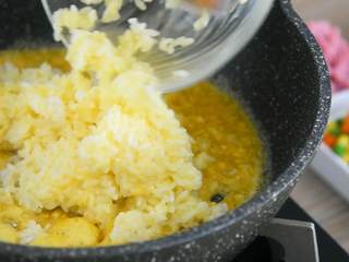7、吃货们的福音—黄金什锦蛋炒饭，原来好吃的炒饭是这么做出来的,倒入米饭，翻炒炒匀。