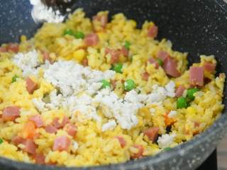 9、吃货们的福音—黄金什锦蛋炒饭，原来好吃的炒饭是这么做出来的,放入一勺盐、咸蛋白、葱花炒匀。