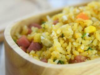 10、吃货们的福音—黄金什锦蛋炒饭，原来好吃的炒饭是这么做出来的,出锅，一碗香喷喷的黄金什锦炒饭就完成了。