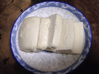 1、椒盐烤馍片,馒头切厚片备用