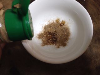 2、椒盐烤馍片,碗里加入椒盐