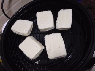 7、椒盐烤馍片,馒头片摆入烤架