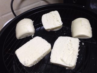 9、椒盐烤馍片,先烤2分钟后翻面再烤2分钟