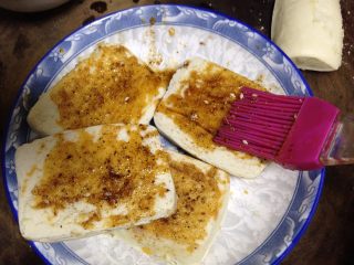 10、椒盐烤馍片,取出涂满料油