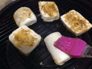 12、椒盐烤馍片,中途取出翻面刷满料油直至结束即可