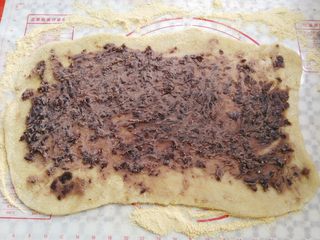 14、北京名点——驴打滚, 在面团上抹上红豆沙，尽量均匀一点