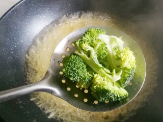 6、番茄火腿意面,将西兰花放入面汤上焯30秒至变色捞出放入凉开水中备用。