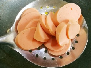 11、番茄火腿意面,加入火腿。