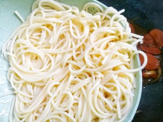 17、番茄火腿意面,加入意面。