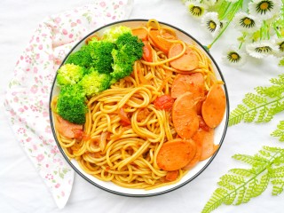 19、番茄火腿意面,出锅盛盘。