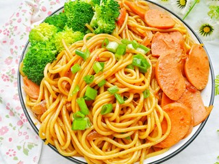 20、番茄火腿意面,加入西兰花，撒上葱花。