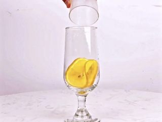 2、你爱我还是“它”，让你无限热爱的果咖向你奔来,倒入新鲜橙子