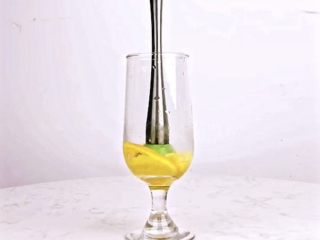 3、你爱我还是“它”，让你无限热爱的果咖向你奔来,用调酒压棒捣碎，捣出果汁