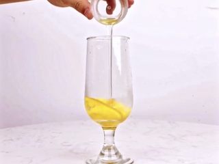 4、你爱我还是“它”，让你无限热爱的果咖向你奔来,倒入竹蔗冰糖糖浆