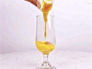 5、你爱我还是“它”，让你无限热爱的果咖向你奔来,倒入柳橙果浆