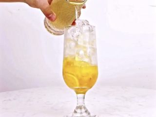 7、你爱我还是“它”，让你无限热爱的果咖向你奔来,沿冰块倒入适量茉莉绿茶茶汤