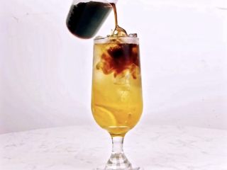 8、你爱我还是“它”，让你无限热爱的果咖向你奔来,倒入咖啡液