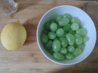 1、青提柠檬气泡水—夏天的快乐,柠檬用盐搓洗外皮备用，青提洗干净备用