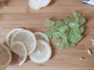 2、青提柠檬气泡水—夏天的快乐,青提切小块，柠檬切片，尽量把籽都去掉