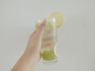 4、青提柠檬气泡水—夏天的快乐,最后倒入雪碧或者其他类型气泡水就完成啦，可以加一些冰块，倒入雪碧后放5－10分钟再喝会比较好，青提的调味和柠檬的酸味混合特别过瘾