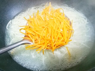 9、好吃到哭的黄磊老师同款拌面,胡萝卜丝烫15秒。