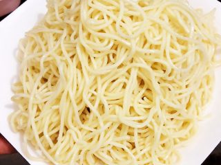 11、夏日凉面,将制作好的凉面装盘备用。