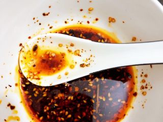 12、夏日凉面,准备3汤匙自制红油辣椒（前面有自己制作红油辣椒的教程）