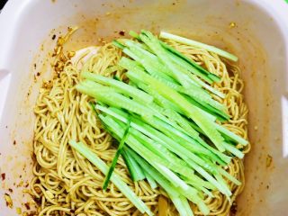 14、夏日凉面,搅拌均匀后加入切好的黄瓜????丝搅拌均匀。