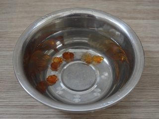 2、桃胶银耳羹,桃胶用清水浸泡，至少12小时