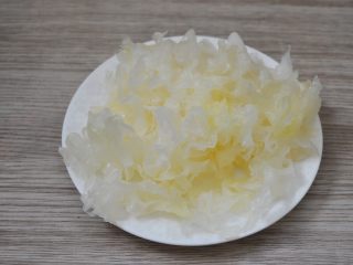 5、桃胶银耳羹,把银耳撕成小朵