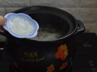 11、桃胶银耳羹,待银耳熬至透明呈胶质状，放入冰糖