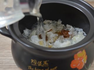 9、桃胶银耳羹,加入适量的水