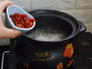 12、桃胶银耳羹,放入枸杞子，即可关火，用砂锅的余温就可以化开冰糖
