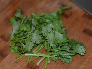 4、爽拌粉丝,香菜切段。