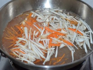 6、爽拌粉丝,另起一锅，烧水，将萝卜丝和杏鲍菇丝焯水。