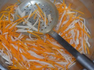 7、爽拌粉丝,出水过凉。