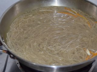 8、爽拌粉丝,粉条也下锅烫一下,不要久煮，烫透即可