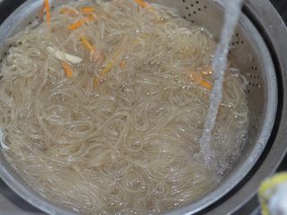 9、爽拌粉丝,出水过凉，要充分过凉才好吃。
