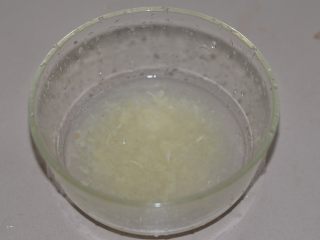 12、爽拌粉丝,放在碗中，加凉开水。